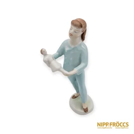 Hollóházi porcelán - Babázó kislány világoskék pizsamában
