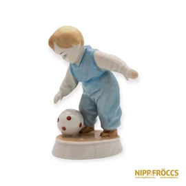 Zsolnay porcelán - Labdát rúgó gyerek