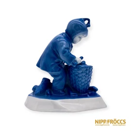 Zsolnay porcelán - Rőzsegyűjtő gyerek (kék mázas)
