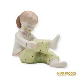 Aquincumi porcelán - Nadrágot húzó kislány (ritka festésű)