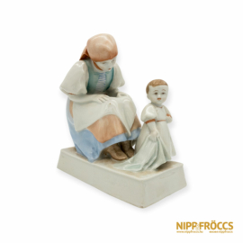 Zsolnay porcelán - Anya gyermekével