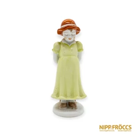 Aquincumi porcelán - Zöld ruhás kislány kalapban