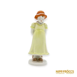 Aquincumi porcelán - Zöld ruhás kislány kalapban