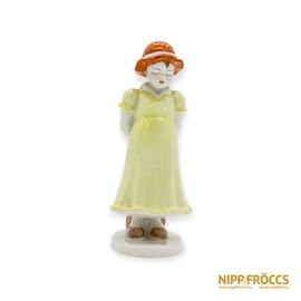 Aquincumi porcelán - Zöld ruhás kislány kalapban