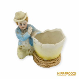 Porcelán, kerámia - Térdelő fiú kalapban kút szélére támaszkodik