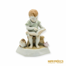 Zsolnay porcelán - Olvasó fiú cicával