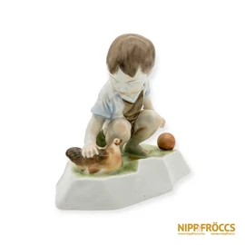 Zsolnay porcelán - Tyúkot simogató kisgyerek