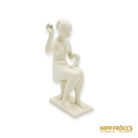 Porcelán, kerámia - Kézimunkázó nő