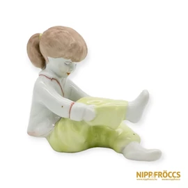 Aquincumi porcelán - Nadrágot húzó kislány
