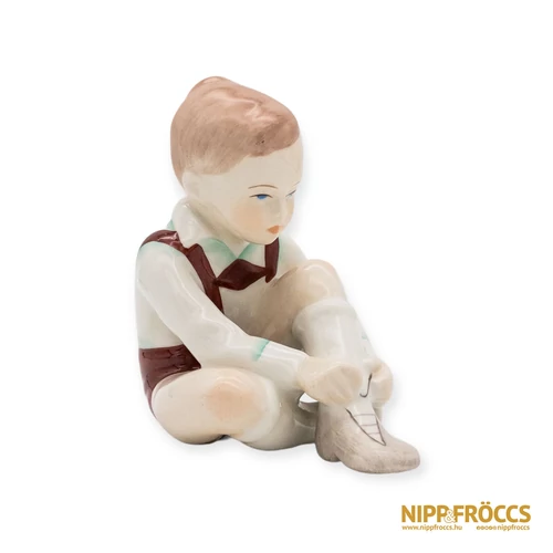 Aquincumi porcelán - Cipőt húzó kisfiú