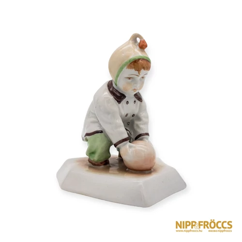 Zsolnay porcelán - Guggoló gyerek labdával