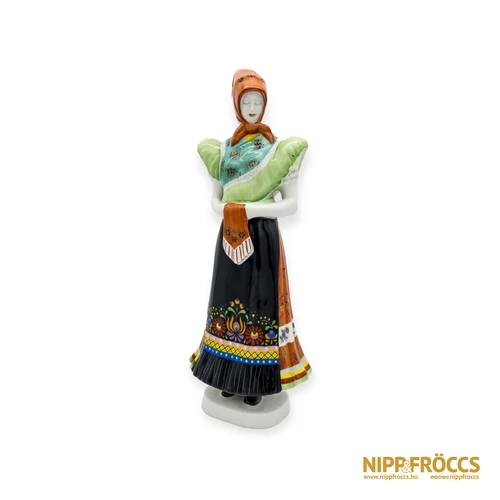 Hollóházi porcelán - Népviseletes nő keszkenővel