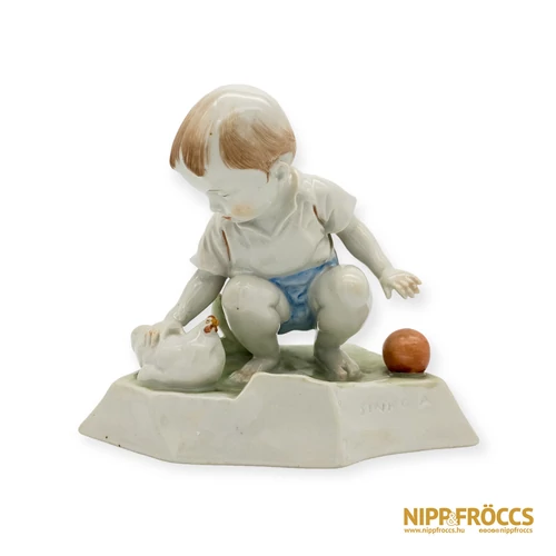 Zsolnay porcelán - Tyúkot simogató kisgyerek