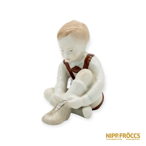 Aquincumi porcelán - Cipőt húzó kisfiú