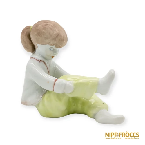 Aquincumi porcelán - Nadrágot húzó kislány