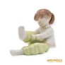 Kép 2/10 - Aquincumi porcelán -  Nadrágot húzó kislány