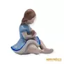 Kép 7/10 - Drasche porcelán -  Földön ülő babázó kislány kék ruhában