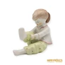 Kép 4/10 - Aquincumi porcelán -  Nadrágot húzó kislány (ritka festésű)