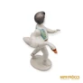 Kép 8/9 - Hollóházi porcelán -  Libatolvaj fiú