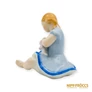 Kép 6/11 - Drasche porcelán -  Földön ülő babázó kislány kék ruhában