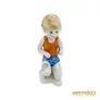Kép 1/11 - Porcelán, kerámia - Piros atlétás térdelő kisgyerek