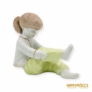 Kép 1/10 - Aquincumi porcelán - Nadrágot húzó kislány