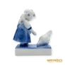 Kép 1/10 - Zsolnay porcelán - Tyúkot etető lány