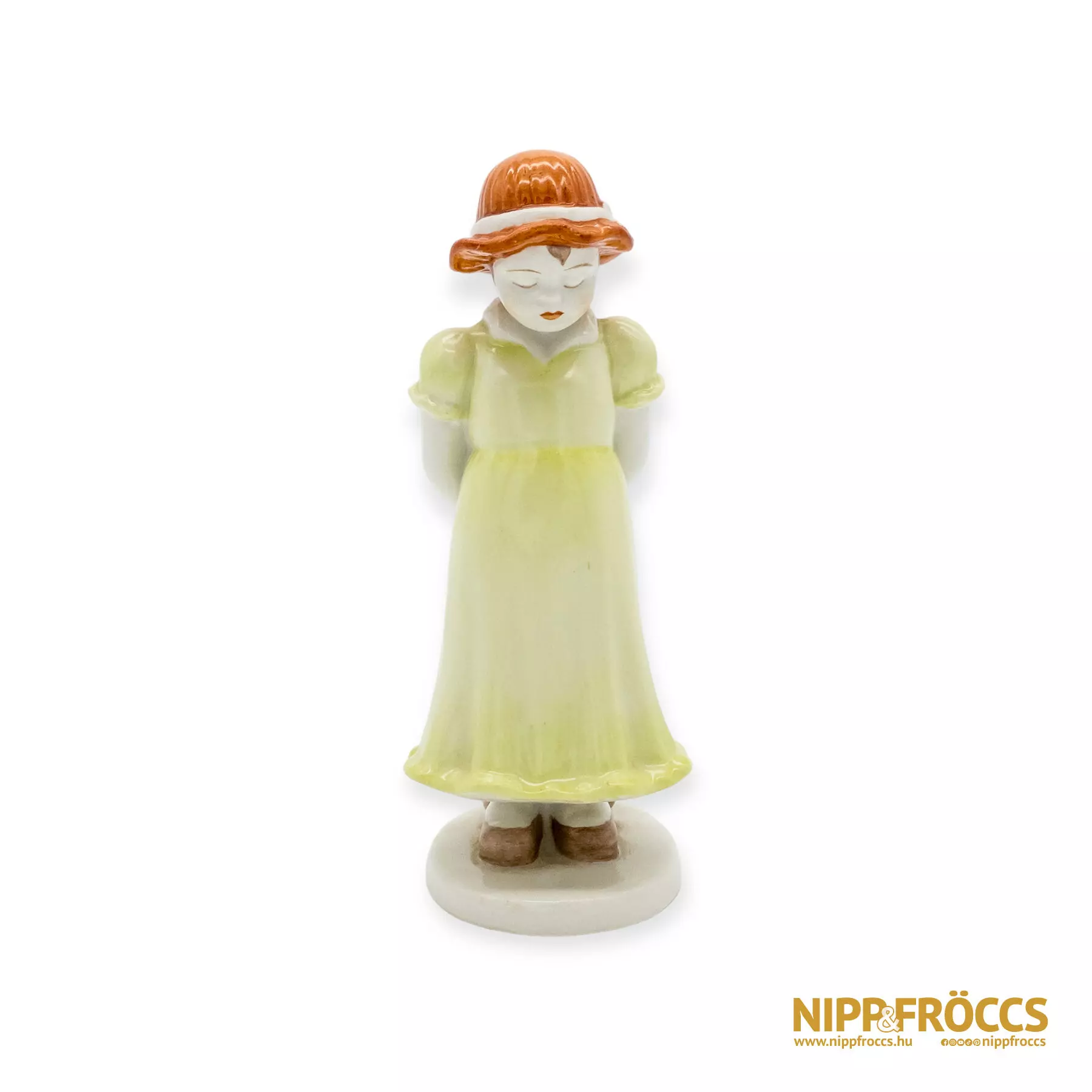 Sárga ruhás kislány kalapban